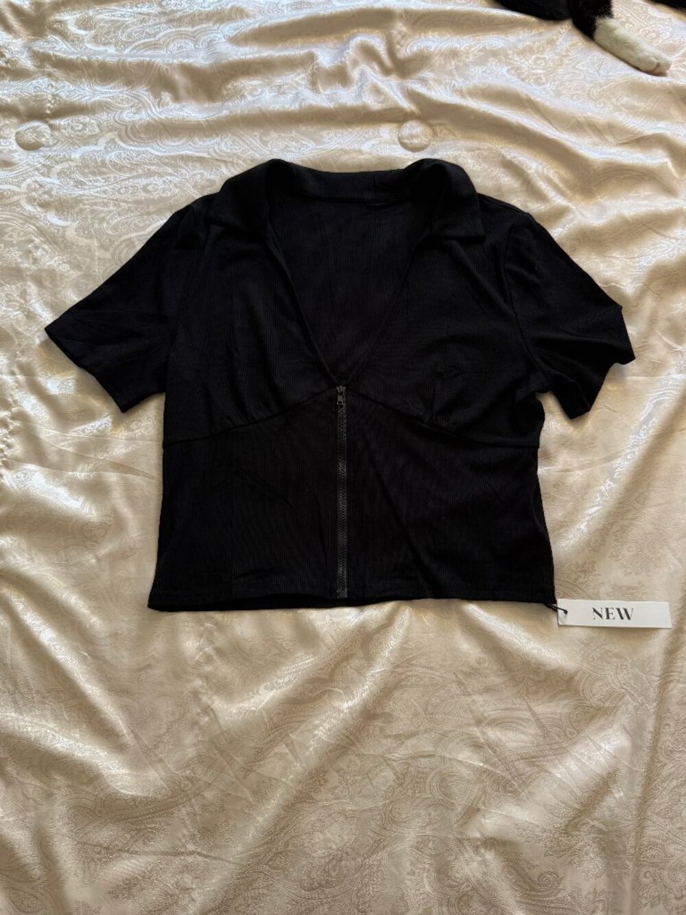 NWT NEW Black Ribbed Zip-Front Crop Top – Large